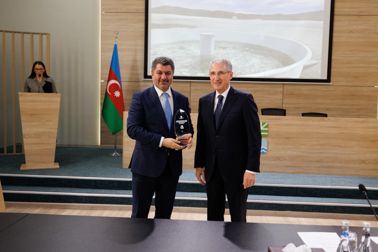 Türkiyə-Azərbaycan İş Adamları və Sənayeçiləri İctimai Birliyi (TÜİB) Ekologiya və Təbii Sərvətlər Nazirliyi tərəfindən Qarabağ və Şərqi Zəngəzuriqtisadi rayonlarında ekosistemin bərpasına verdiyi dəstəyə görə “Ən yaxşı tərəfdaş” mükafatına layiq görülüb.